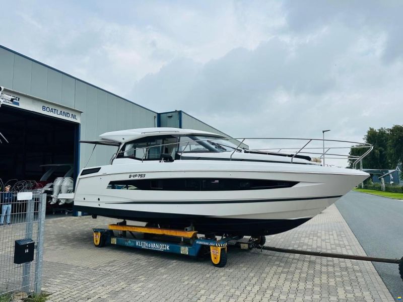 Jeanneau NC37 met slechts 87 uur!