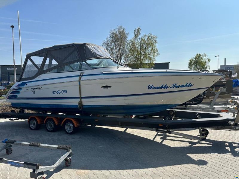 Formula F-280 SS Cuddy cabin