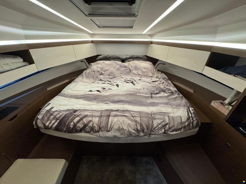 Jeanneau NC37 met slechts 87 uur!