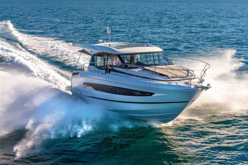 Jeanneau NC37 met slechts 87 uur!