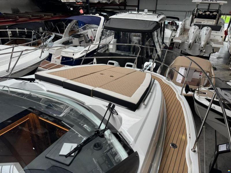 Jeanneau NC37 met slechts 87 uur!