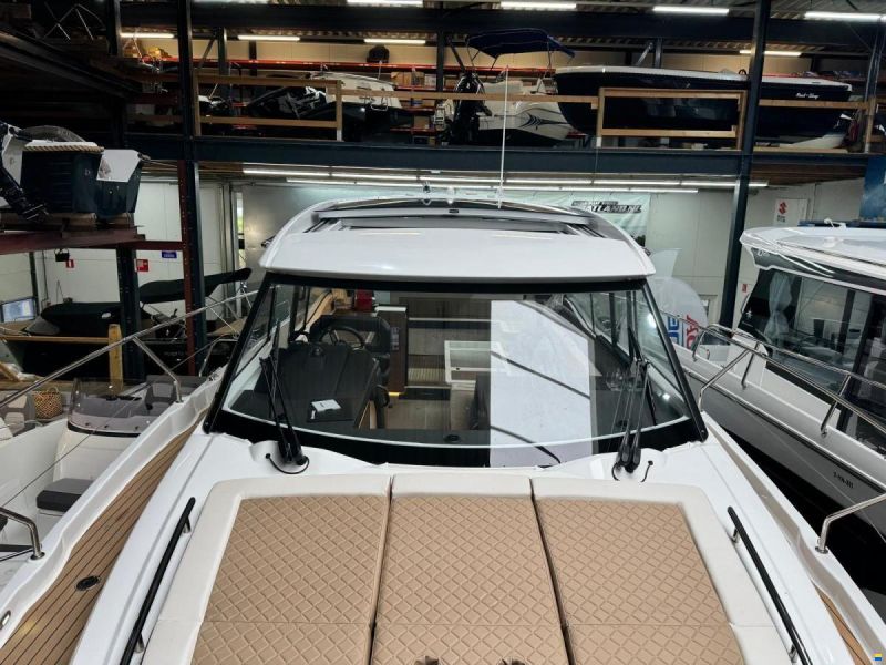Jeanneau NC37 met slechts 87 uur!