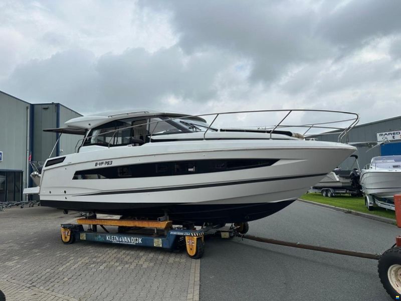 Jeanneau NC37 met slechts 87 uur!