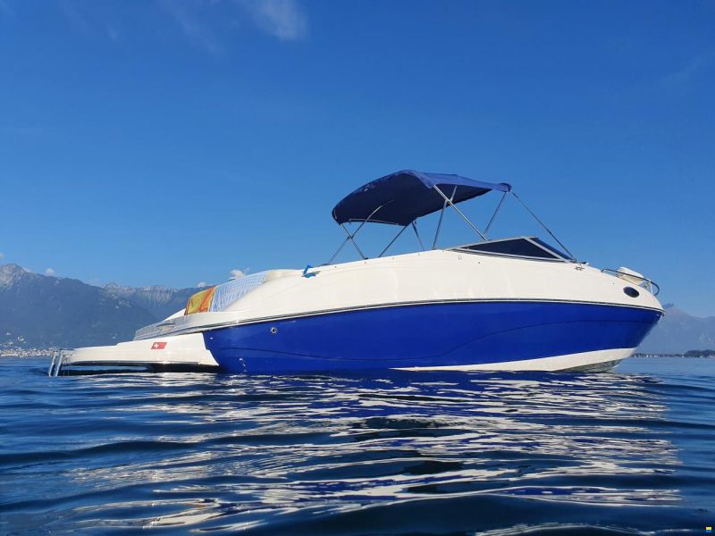 Rinker 232 CC - Captiva Cuddy
