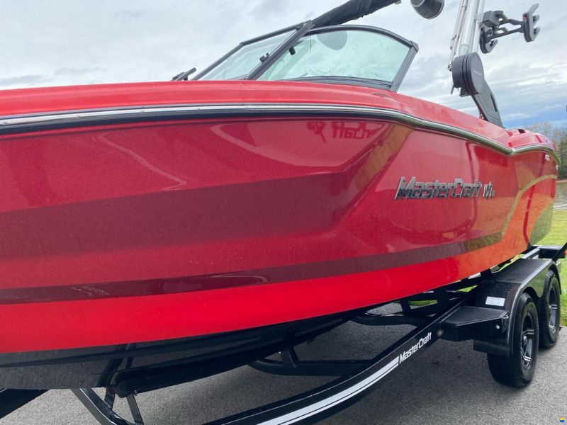 MasterCraft NXT21 | 2025 | red flakes