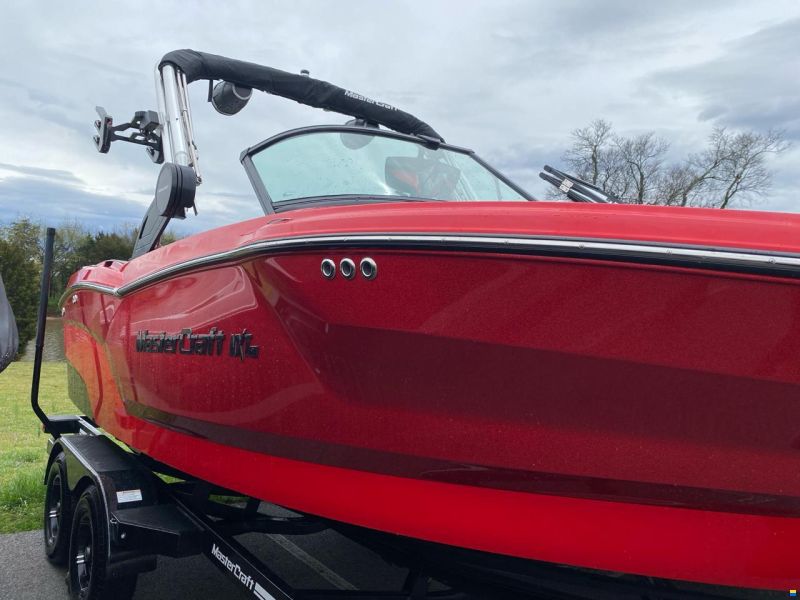 MasterCraft NXT21 | 2025 | red flakes