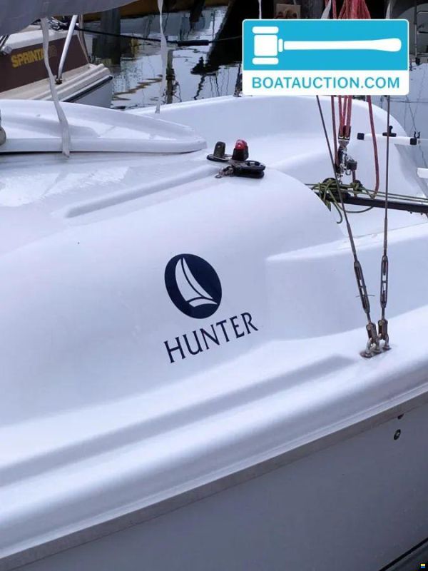 Hunter Marine 216