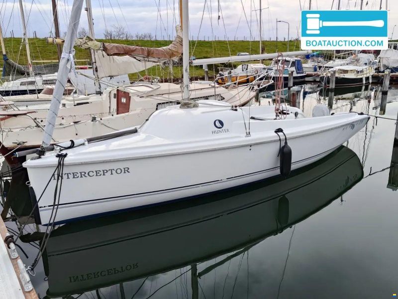 Hunter Marine 216