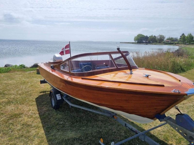 Classic Mahogany Daycruiser