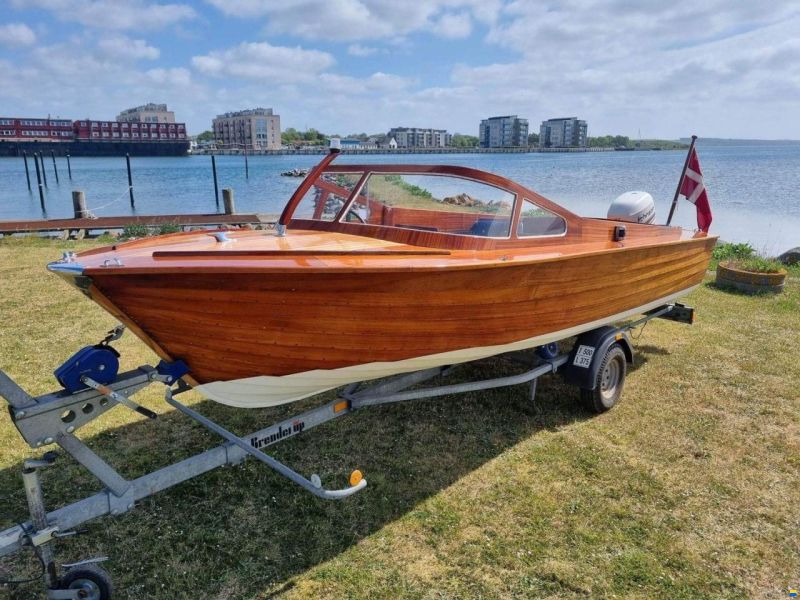 Classic Mahogany Daycruiser