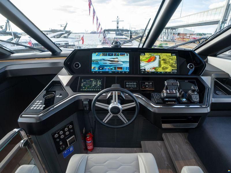 Sunseeker 82 Ocean Enclosed