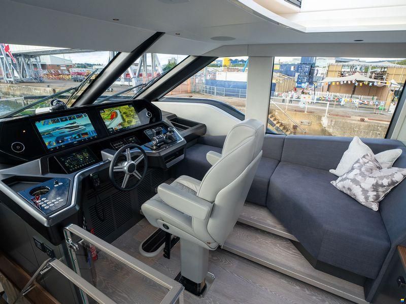 Sunseeker 82 Ocean Enclosed