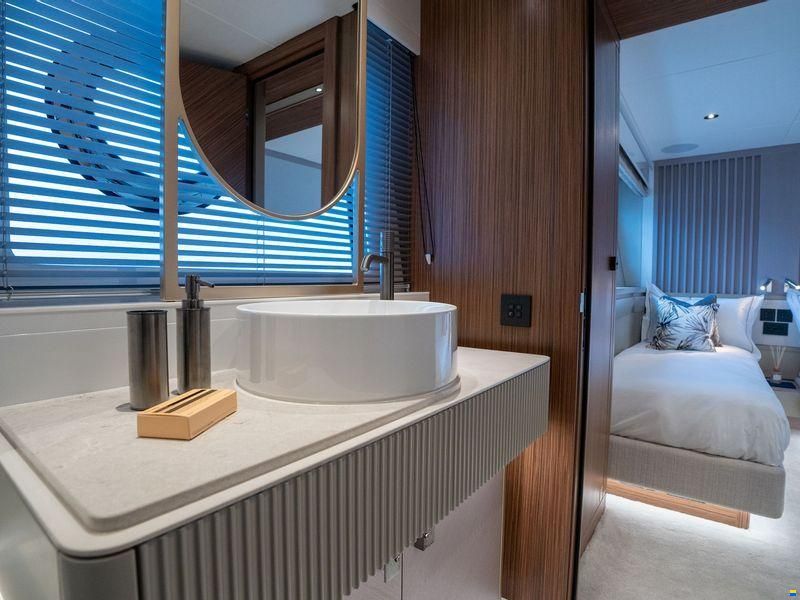 Sunseeker 82 Ocean Enclosed