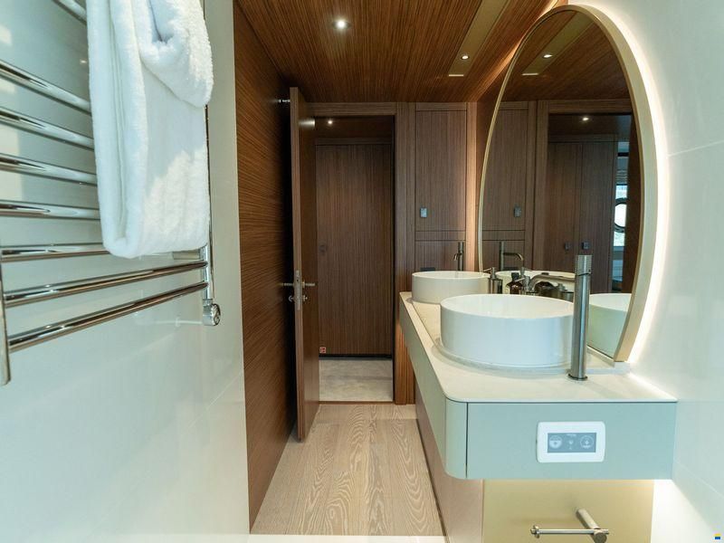 Sunseeker 82 Ocean Enclosed