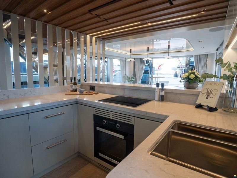 Sunseeker 82 Ocean Enclosed