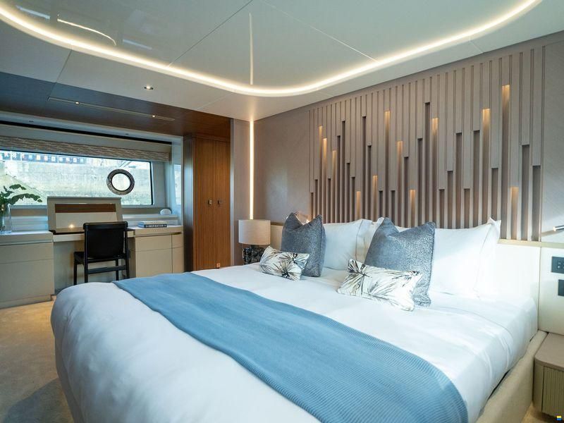 Sunseeker 82 Ocean Enclosed