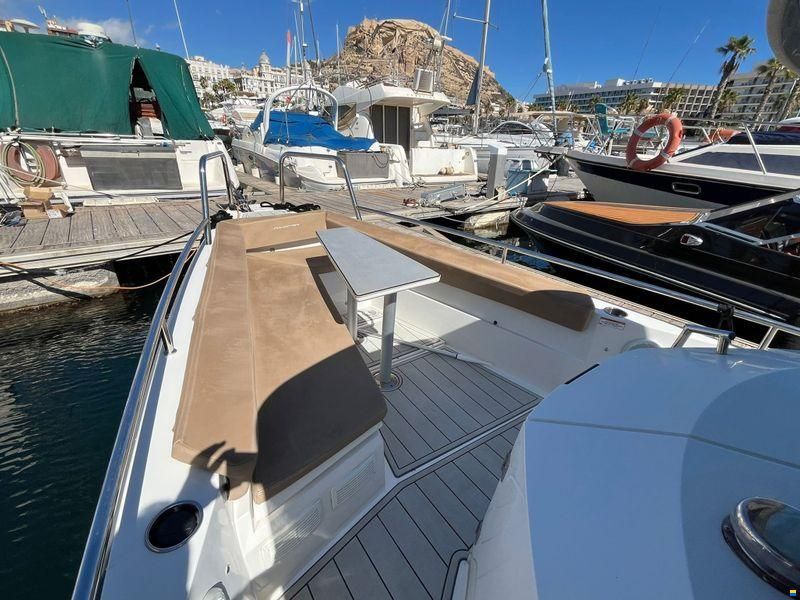Axopar 28 Cabin