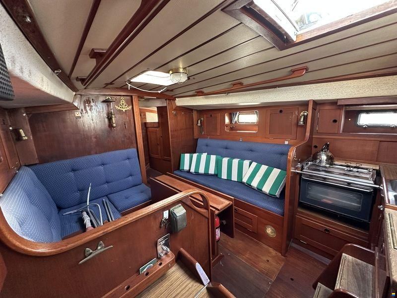 Hallberg Rassy 352