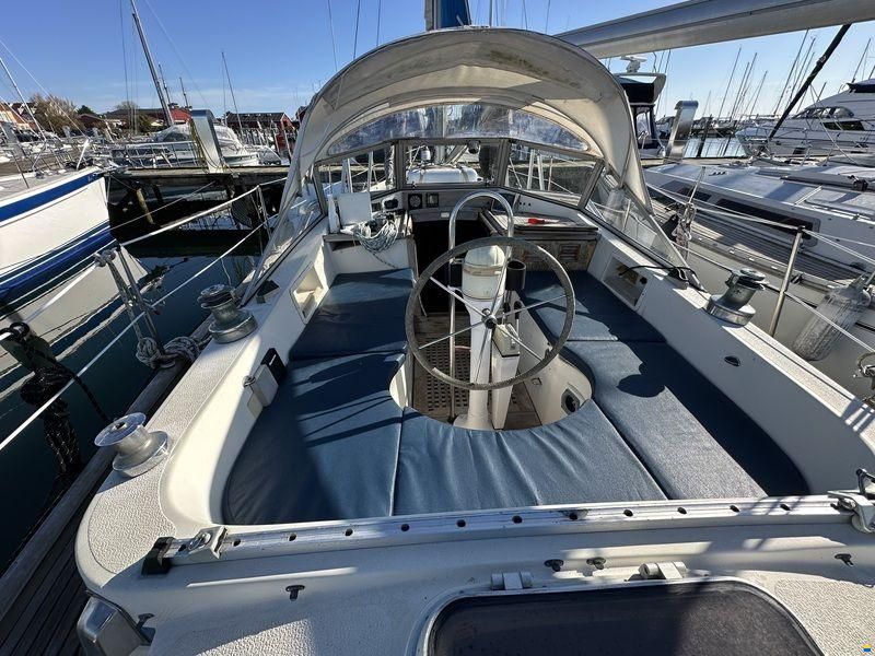 Hallberg Rassy 352