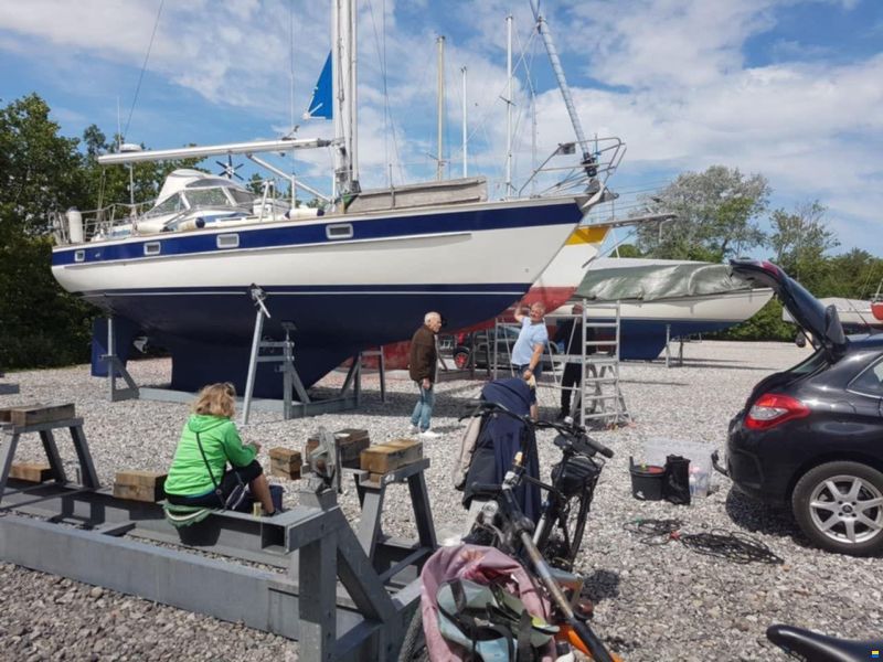 Hallberg Rassy 352