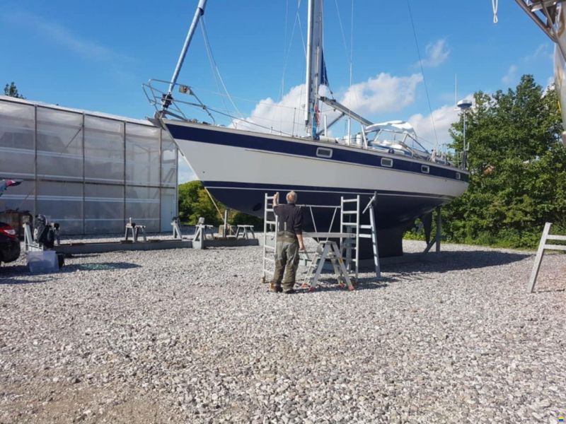 Hallberg Rassy 352