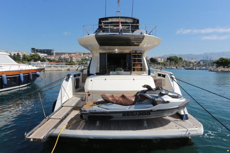 Ferretti 670