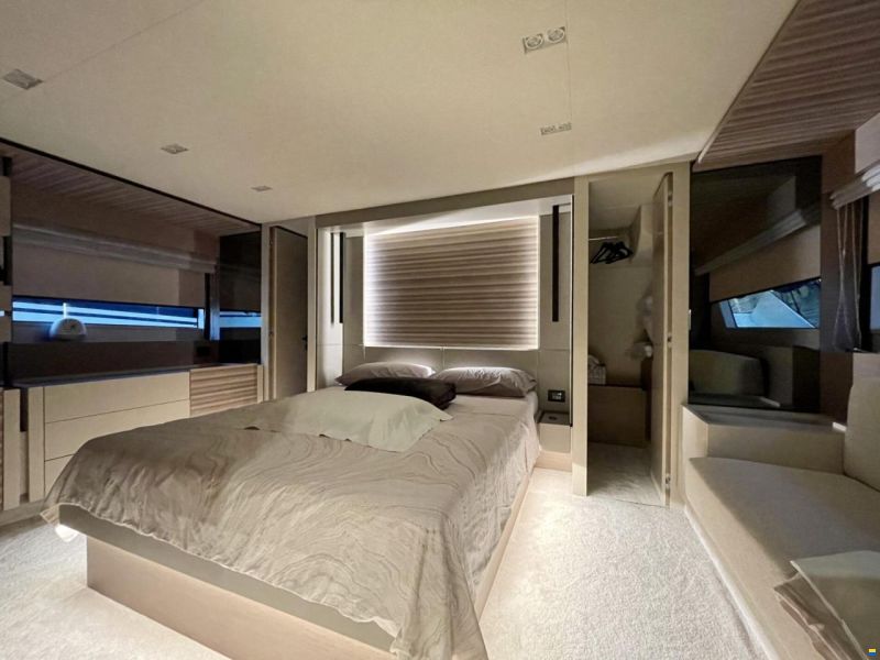 Ferretti 670
