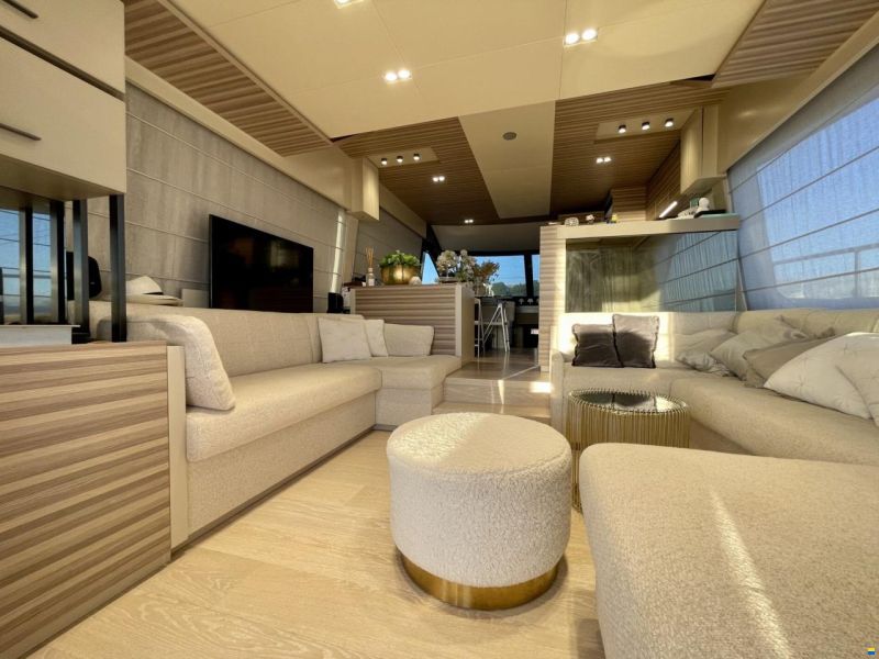 Ferretti 670