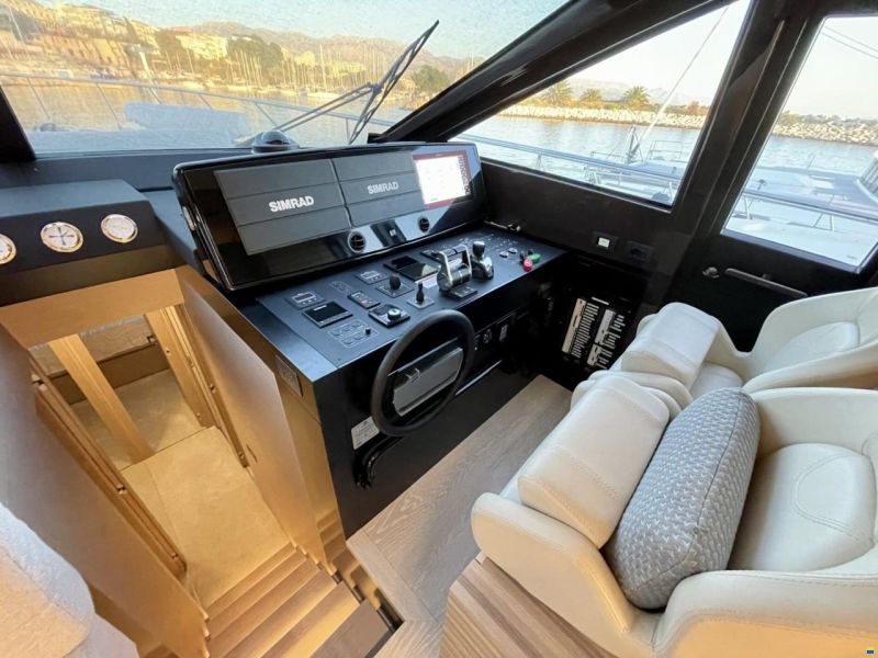 Ferretti 670