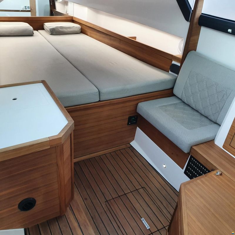 Axopar 37 Cabin