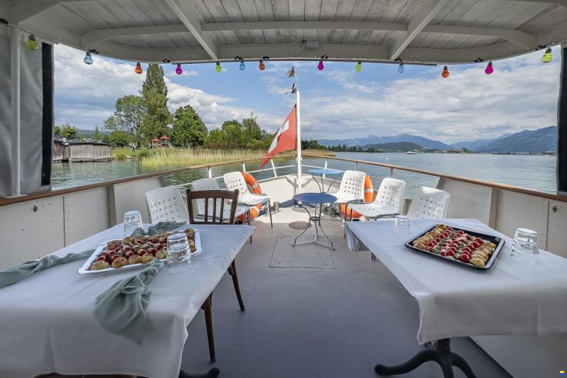 Portier Fahrgastschiff mit Bootplatz