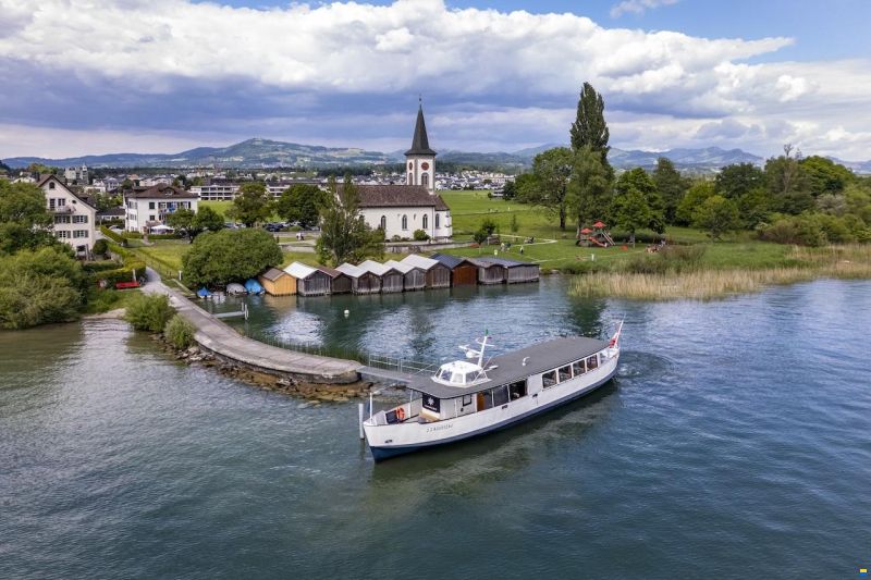 Portier Fahrgastschiff mit Bootplatz