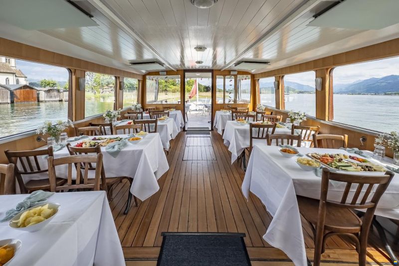 Portier Fahrgastschiff mit Bootplatz