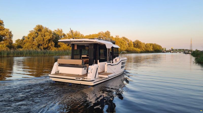 Northman 1050 Trawler | Flybridge option