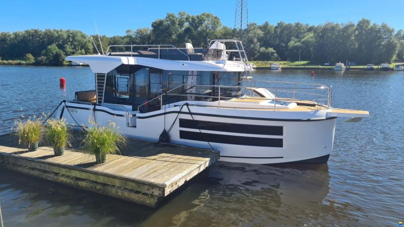 Northman 1050 Trawler | Flybridge option