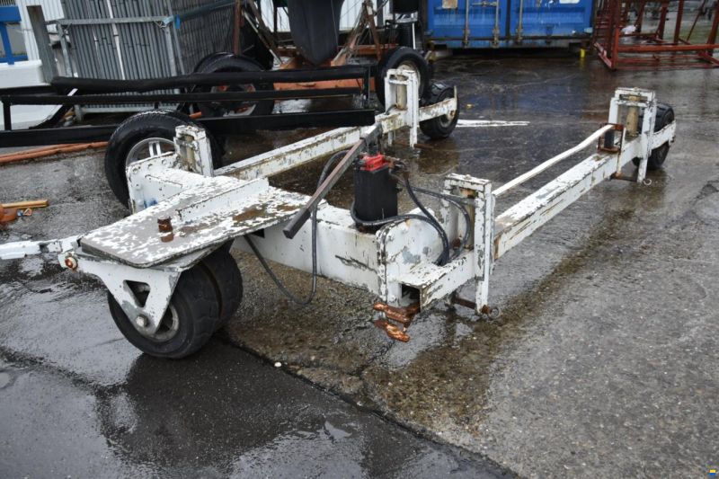 Hydraulikhubwagen mit Segelbootböcken
