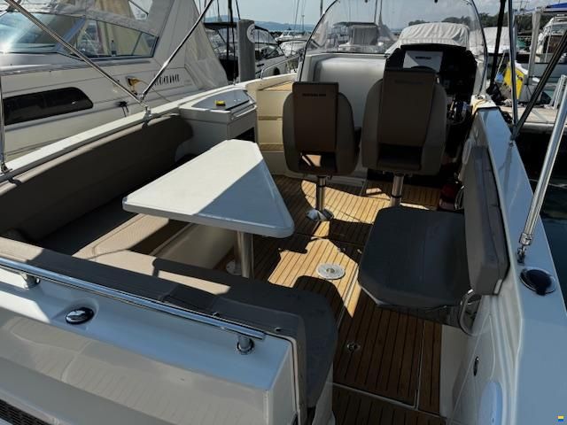 Quicksilver Activ 805 Sundeck
