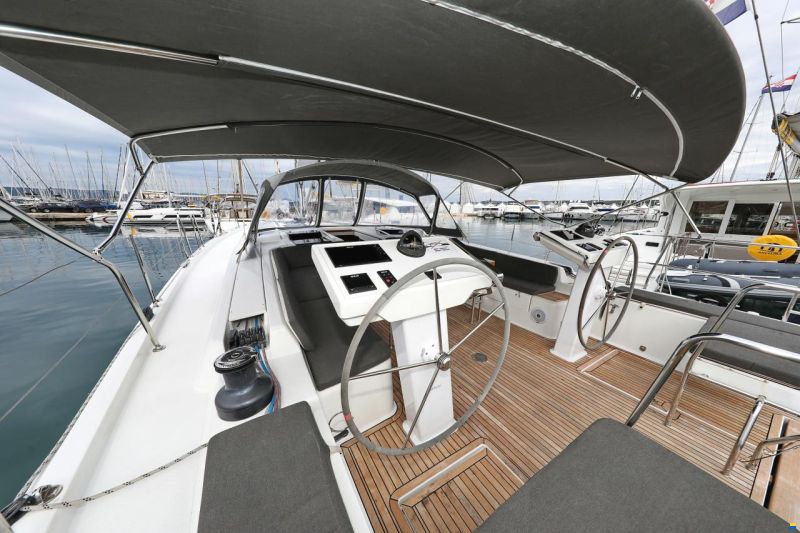 Hanse 548