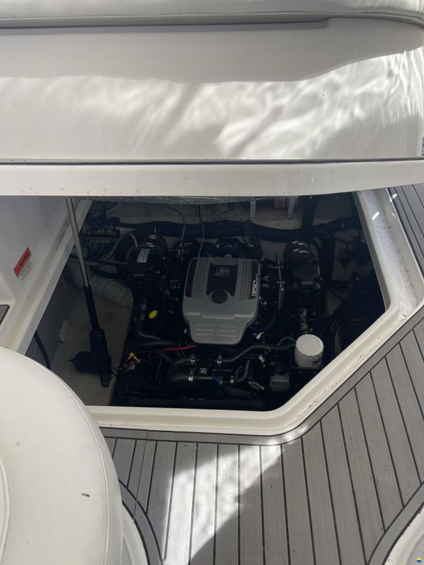 Rinker 260 Express Cruiser