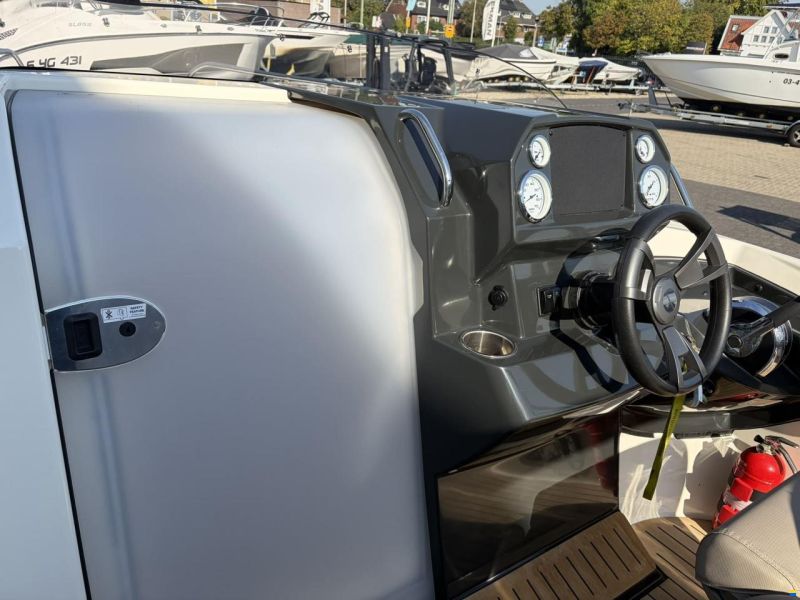 Quicksilver 555 Cabin