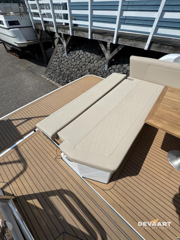 Sealine S335