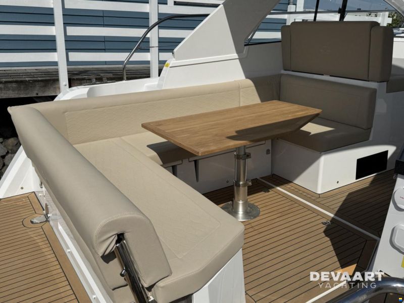 Sealine S335