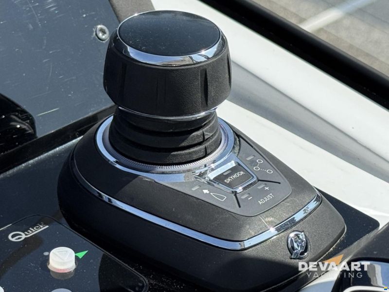 Sealine S335