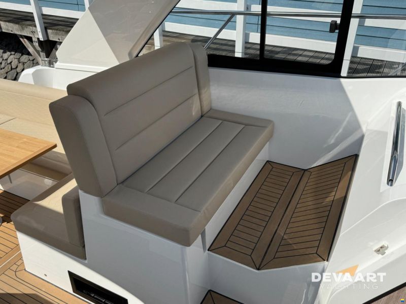 Sealine S335