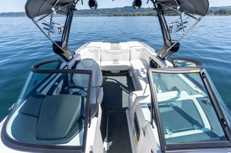 MasterCraft XT22T | 2023 | Noir & (Blanc covering)