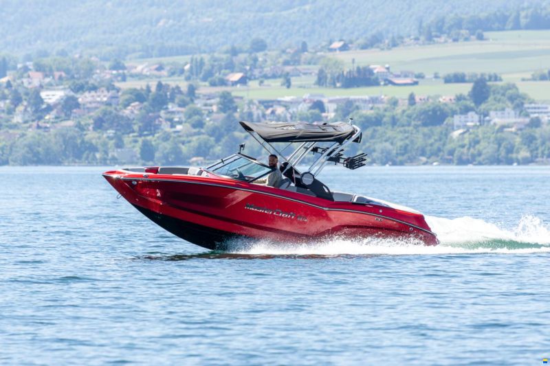 MasterCraft NXT21 | 2025 | red flakes