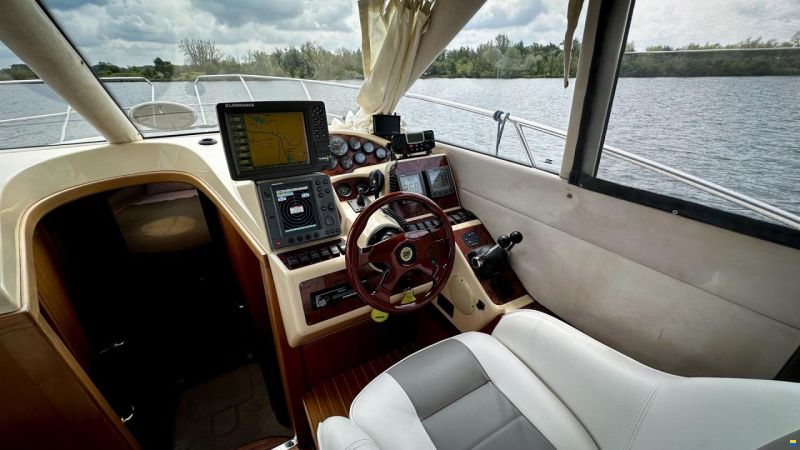 Galeon 330 Fly