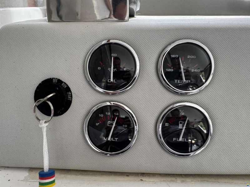 Chris Craft 31 COMMANDER