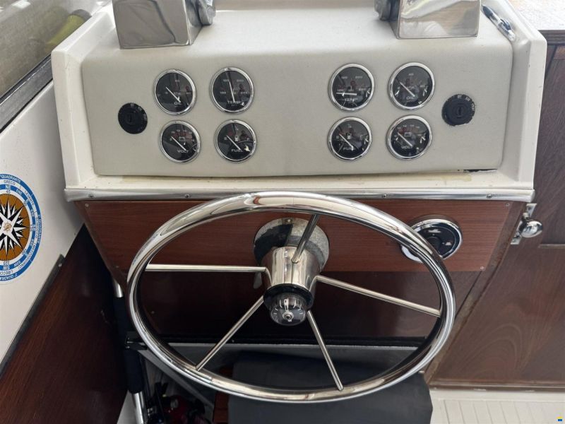 Chris Craft 31 COMMANDER