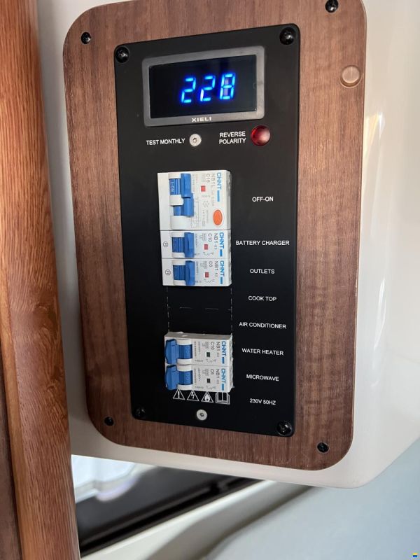 Quicksilver Sundeck 875